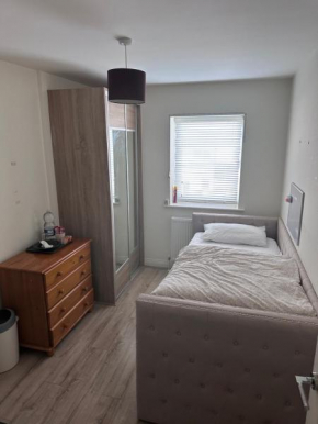 Private single bedroom in beautiful house